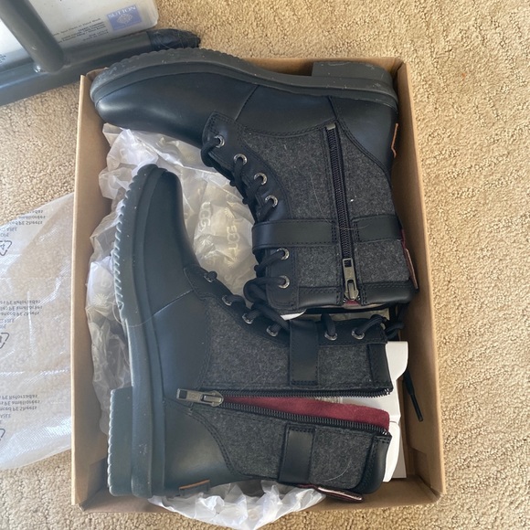 Great combat Kesey Ugg boots. So good for any season and and any occasion! - Picture 6 of 8